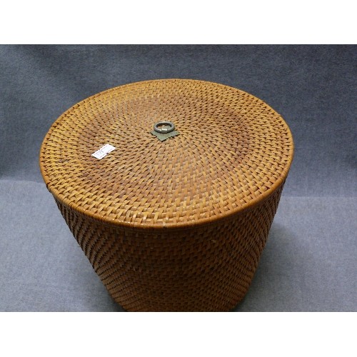 60 - A FITTED WICKER BASKET WITH CONTENTS OF A CHINESE TEAPOT (NO LID)