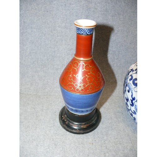 80 - A PAIR OF ORIENTAL GINGER JARS PLUS A SMALL DECORATIVE VASE WITH STAND