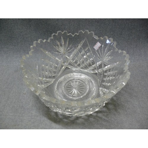 81 - A BEAUTIFUL CRYSTAL FRUIT BOWL