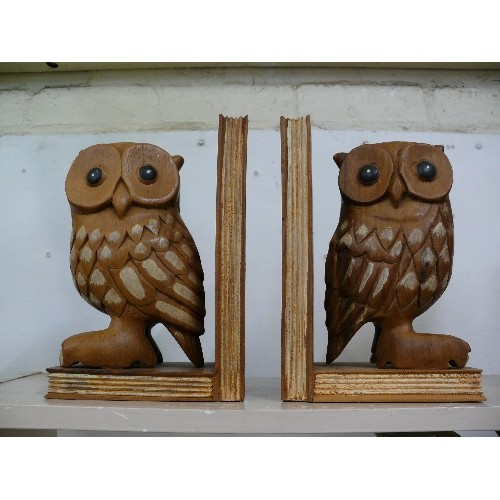 86 - A PAIR OF LARGE WOODEN CARVED OWL BOOKENDS