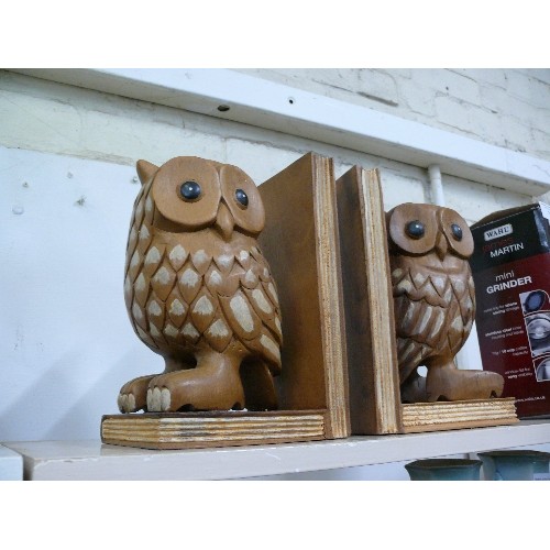 86 - A PAIR OF LARGE WOODEN CARVED OWL BOOKENDS