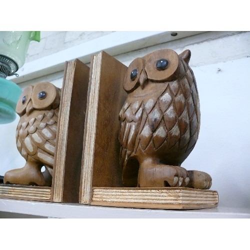 86 - A PAIR OF LARGE WOODEN CARVED OWL BOOKENDS