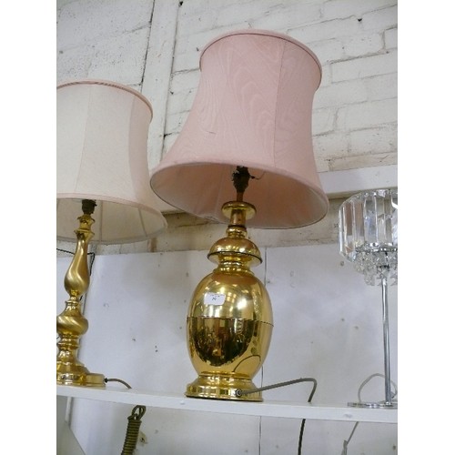 89 - A VERY LARGE BULBOUS BRASS TABLE LAMP