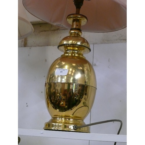 89 - A VERY LARGE BULBOUS BRASS TABLE LAMP