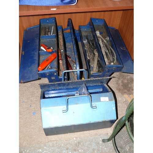 173 - A LARGE BLUE CANTILEVER TOOL BOX WITH VARIOUS TOOLS PLUS A FURTHER TOOL BOX