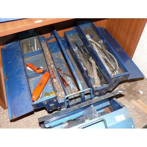 173 - A LARGE BLUE CANTILEVER TOOL BOX WITH VARIOUS TOOLS PLUS A FURTHER TOOL BOX