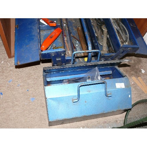 173 - A LARGE BLUE CANTILEVER TOOL BOX WITH VARIOUS TOOLS PLUS A FURTHER TOOL BOX