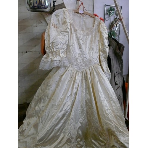 173A - A LOVELY VINTAGE IVORY MERINGUE WEDDING DRESS WITH BEAD DETAIL