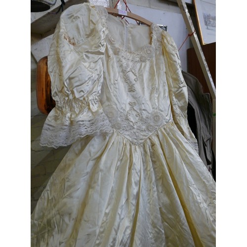 173A - A LOVELY VINTAGE IVORY MERINGUE WEDDING DRESS WITH BEAD DETAIL