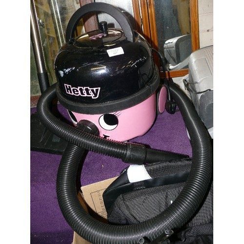 187 - A HETTY  NUMATIC VACUUM CLEANER