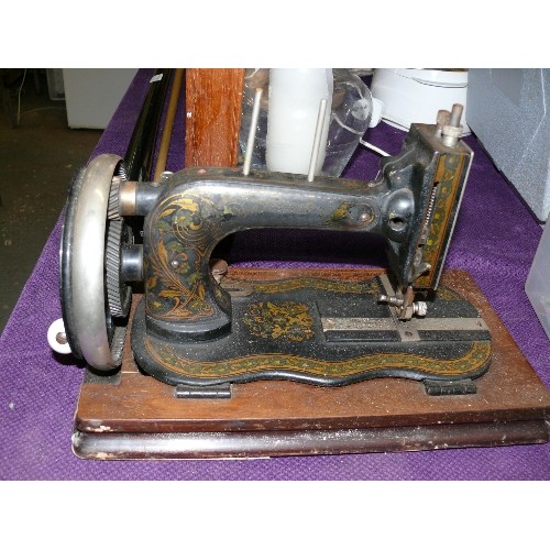 239 - AN ORNATE VINTAGE SEWING MACHINE BY VESTA IN A PAINTED WOODEN