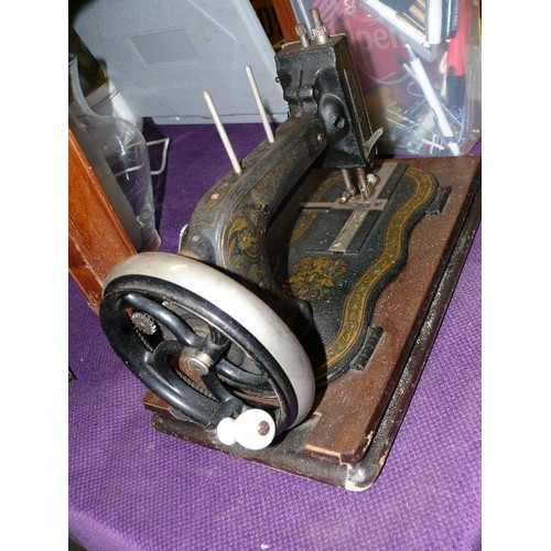 239 - AN ORNATE VINTAGE SEWING MACHINE BY VESTA IN A PAINTED WOODEN