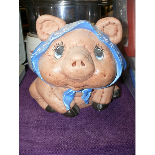 232 - A NICE CERAMIC PIG ORNAMENT