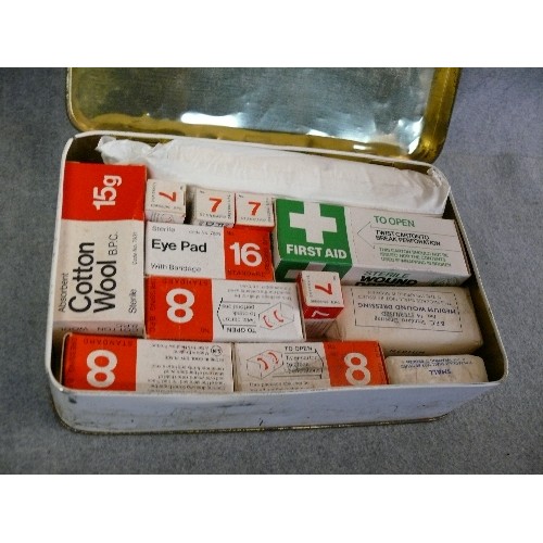 248 - A BOX OF SMALL VINTAGE GAMING PIECES TO INCLUDE DOMINOES, MINIATURE CRIB BOARD ETC PLUS A VINTAGE FI... 