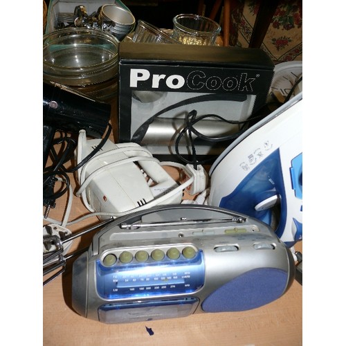 243 - A QUANTITY OF ELECTRICAL ITEMS TO INCLUDE A  PHILLIPS ELECTRIC HAND MIXER AND A STEAM IRON PLUS A BU... 