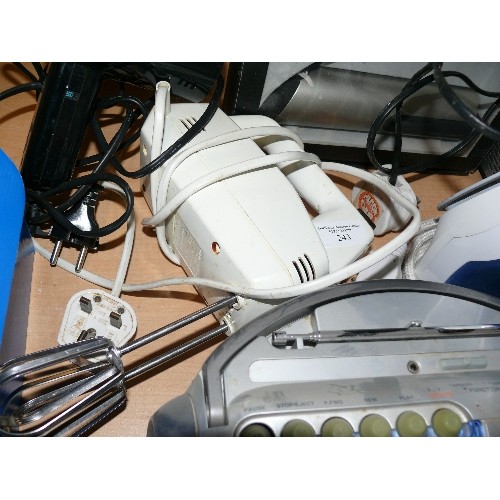 243 - A QUANTITY OF ELECTRICAL ITEMS TO INCLUDE A  PHILLIPS ELECTRIC HAND MIXER AND A STEAM IRON PLUS A BU... 