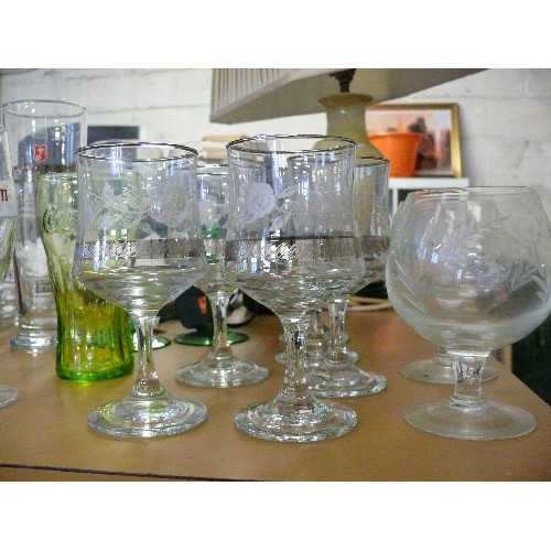 252 - A SELECTION OF MIXED GLASSWARE TO INCLUDE BIRRA MORETTI, BECKS, ETCHED GLASSES ETC