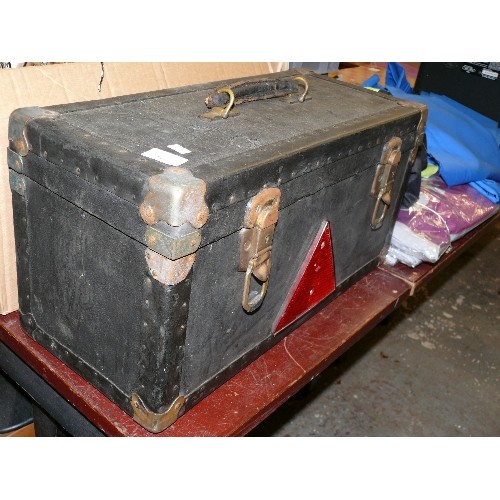 257 - A VINTAGE BLACK RIVETED CONSTRUCTION CARRY CASE WITH REINFORCED CORNERS. MEASUREMENTS ARE - WIDTH 55... 