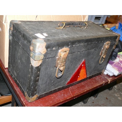 257 - A VINTAGE BLACK RIVETED CONSTRUCTION CARRY CASE WITH REINFORCED CORNERS. MEASUREMENTS ARE - WIDTH 55... 