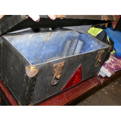 257 - A VINTAGE BLACK RIVETED CONSTRUCTION CARRY CASE WITH REINFORCED CORNERS. MEASUREMENTS ARE - WIDTH 55... 