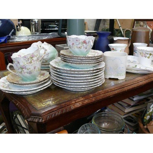 254 - A SELECTION OF FINE BONE CHINA TO INCLUDE ROYAL ALBERT, MINTON, ROYAL DOULTON AND ROYAL WORCESTER