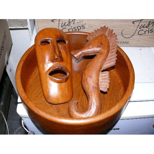 266 - A VERY NICE WOODEN FRUIT BOWL WITH A WOODEN FISH PLAQUE AND WOODEN MASK