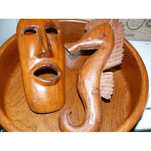 266 - A VERY NICE WOODEN FRUIT BOWL WITH A WOODEN FISH PLAQUE AND WOODEN MASK