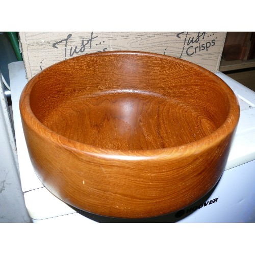 266 - A VERY NICE WOODEN FRUIT BOWL WITH A WOODEN FISH PLAQUE AND WOODEN MASK
