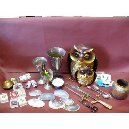 103 - A MIXED LOT OF COLLECTABLE ITEMS TO INCLUDE A MINiATURE DECORATIVE SWORD, SILVER PLATE GOBLETS, META... 