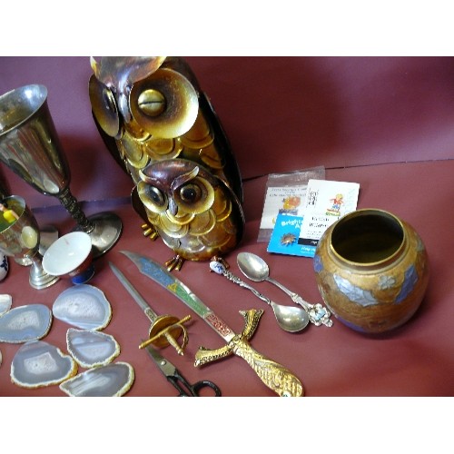 103 - A MIXED LOT OF COLLECTABLE ITEMS TO INCLUDE A MINiATURE DECORATIVE SWORD, SILVER PLATE GOBLETS, META... 