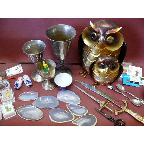 103 - A MIXED LOT OF COLLECTABLE ITEMS TO INCLUDE A MINiATURE DECORATIVE SWORD, SILVER PLATE GOBLETS, META... 