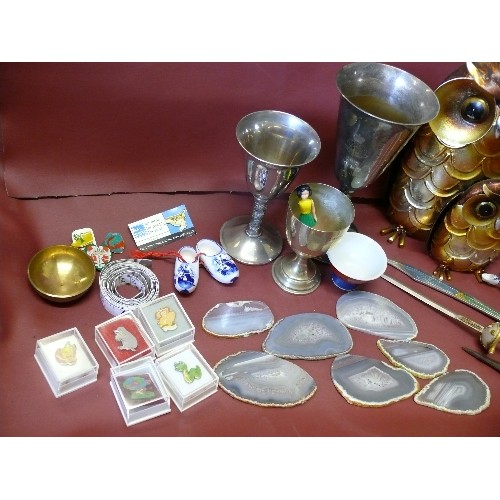 103 - A MIXED LOT OF COLLECTABLE ITEMS TO INCLUDE A MINiATURE DECORATIVE SWORD, SILVER PLATE GOBLETS, META... 