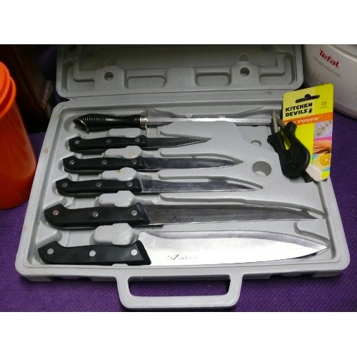 233 - A KLEENEZE KITCHEN KNIFE SET IN FITTED CASE PLUS A KITCHEN DEVIL KNIFE SHARPENER