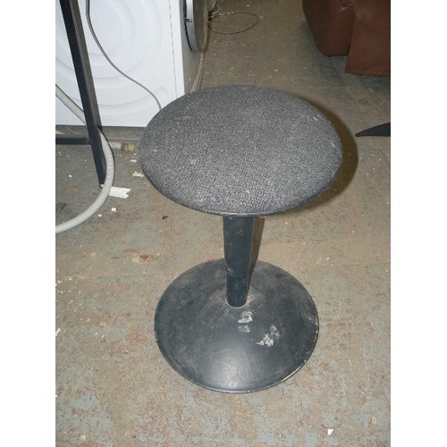 381 - RETRO SWIVEL BLACK STOOL WITH PADDED SEAT