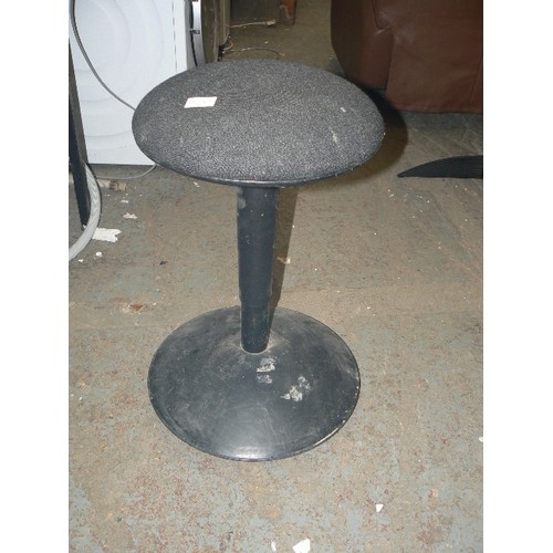 381 - RETRO SWIVEL BLACK STOOL WITH PADDED SEAT