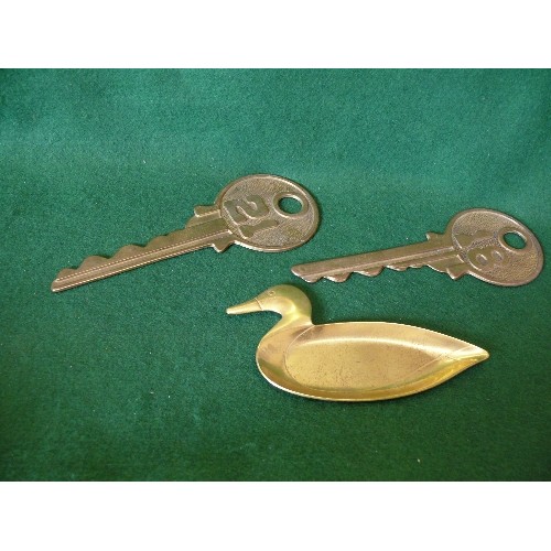 57 - 2 X OVERSIZED BRASS KEYS, ONE HAS 18 THE OTHER  21 CAST IN THE FRONT ALSO A BRASS COLOURED DUCK