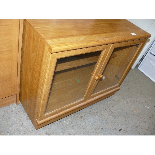 428 - LOW WOOD EFFECT 2 DOOR CUPBOARD WITH GLASS DOOR PANELS