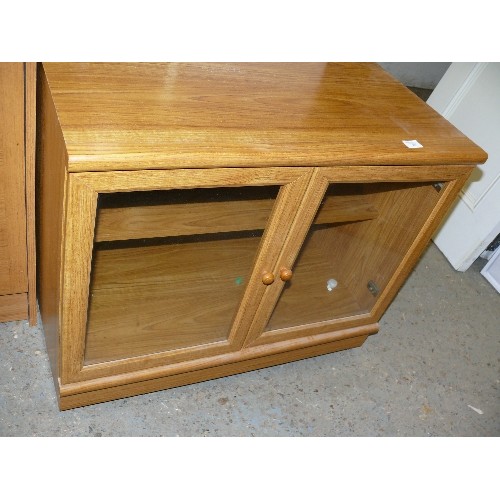 428 - LOW WOOD EFFECT 2 DOOR CUPBOARD WITH GLASS DOOR PANELS