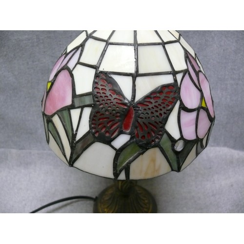 32 - TIFFANY INSPIRED LAMP WITH  BUTTERFLY DESIGN, WORKING