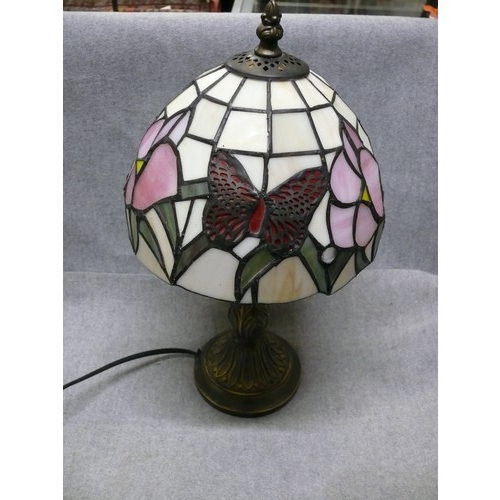 32 - TIFFANY INSPIRED LAMP WITH  BUTTERFLY DESIGN, WORKING