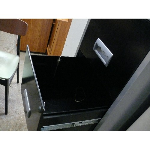 463 - BLACK AND GREY FOUR DRAWER FILING CABINET TO FIT A4 SUSPENSION FILES.