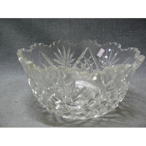 81 - A BEAUTIFUL CRYSTAL FRUIT BOWL