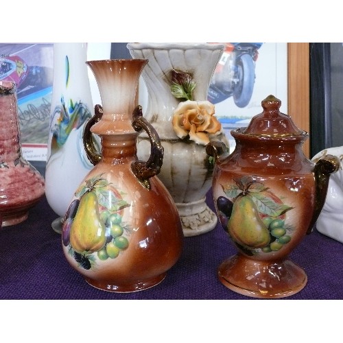 122 - A COLLECTION OF DECORATIVE CERAMIC AND GLASS VASES