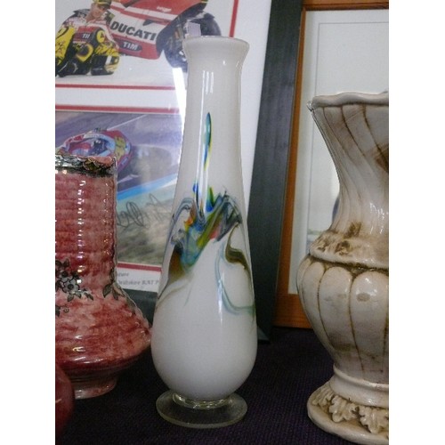 122 - A COLLECTION OF DECORATIVE CERAMIC AND GLASS VASES