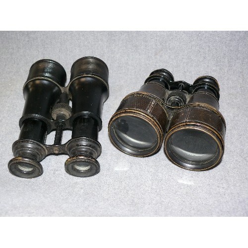 142 - A PAIR OF VINTAGE BINOCULARS IN A LEATHER CASE PLUS A FURTHER PAIR OF VINTAGE BINOCULARS