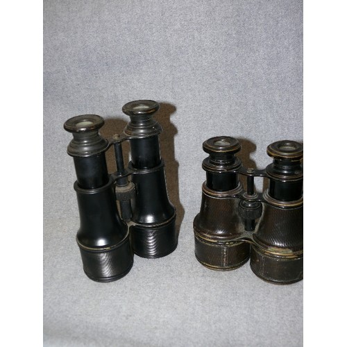 142 - A PAIR OF VINTAGE BINOCULARS IN A LEATHER CASE PLUS A FURTHER PAIR OF VINTAGE BINOCULARS