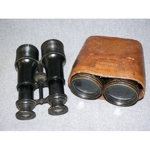 142 - A PAIR OF VINTAGE BINOCULARS IN A LEATHER CASE PLUS A FURTHER PAIR OF VINTAGE BINOCULARS