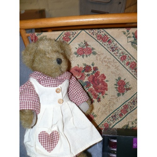 250 - A VINTAGE FOLDING KNITTING BAG WITH A TEDDY BEAR PLUS A SIGNED RABBIT DRAWING AND A SET OF NEW NAPKI... 