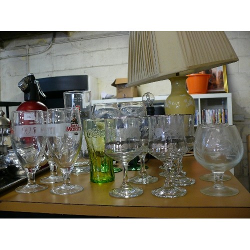 252 - A SELECTION OF MIXED GLASSWARE TO INCLUDE BIRRA MORETTI, BECKS, ETCHED GLASSES ETC