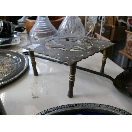 268 - A NICE SELECTION OF METALWARE TO INCLUDE A BRASS TRIVET, SILVER PLATE TRAY, PEWTER TANKARDS ETC